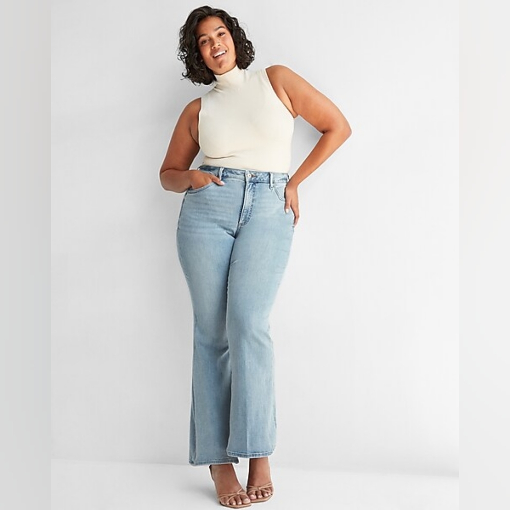 CURVY HIGH WAISTED LIGHT WASH SUPERSOFT FLARE JEANS size 12S 12